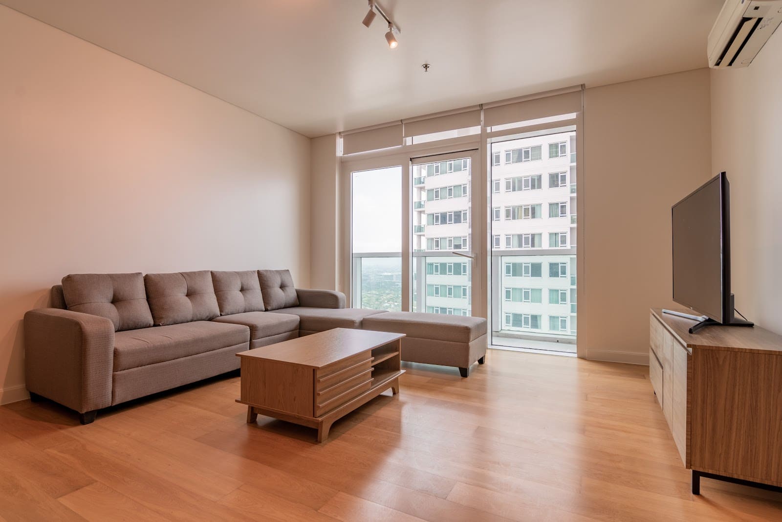 2 bedroom condo for rent in Park Terraces, Makati CBD, photo 4
